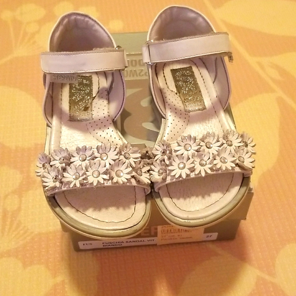 Girls white flower sandals Step2wo